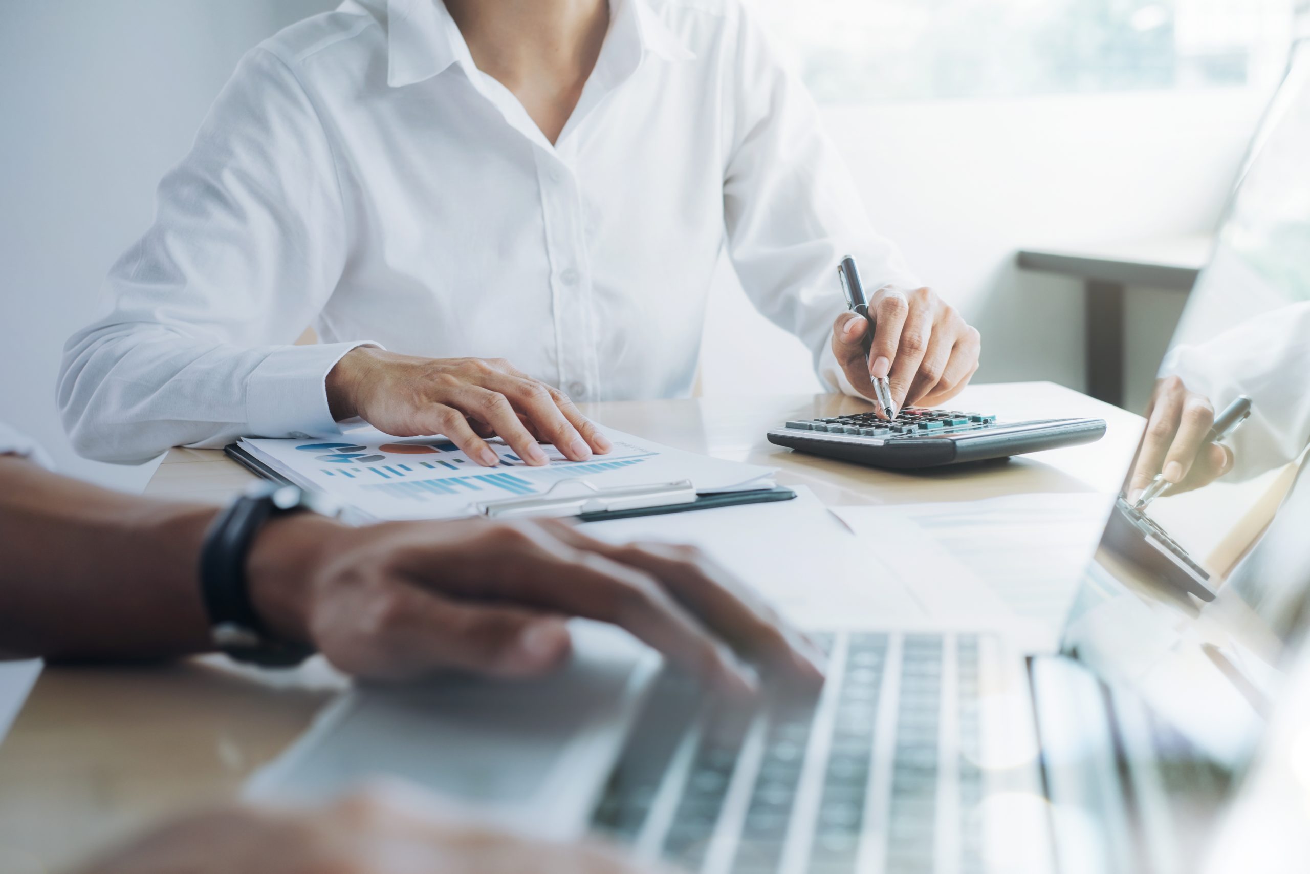 equipe-de-negocios-presente-investidor-profissional-que-trabalha-novo-projeto-de-inicializacao-reuniao-de-financas